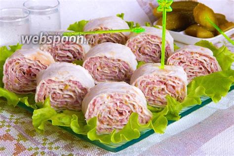Аппетитные рулетики с плавленым копченым сыром и ветчиной