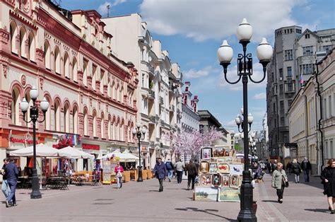 Арбат: историческая улица с уютной атмосферой, высокими домами и уличными художниками