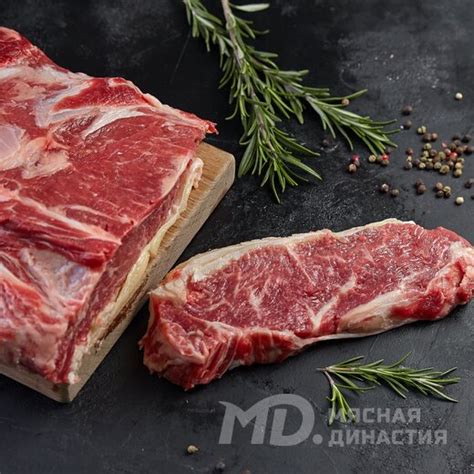 Ароматный стейк из мраморной говядины с ароматным маслом из свежих трав