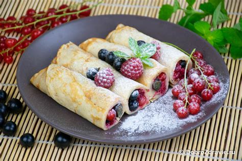 Блины с творогом, свежими ягодами и натуральным медом
