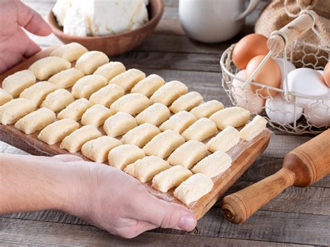Вареники с мукой, молоком, яйцами и сметаной: классический рецепт и несколько интересных вариаций