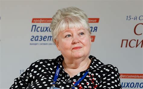 Гладить голубя внутри дома: психологический анализ