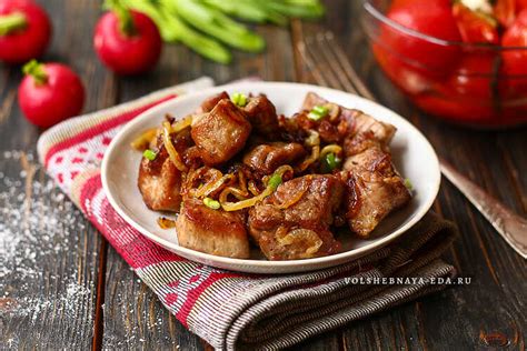 Зажаристое мясо с грибами и луком