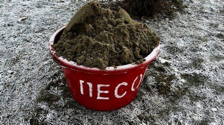 Заполнение емкости песком для создания необходимого веса