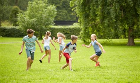 Игры на улице: рукодельные мячи и фрисби