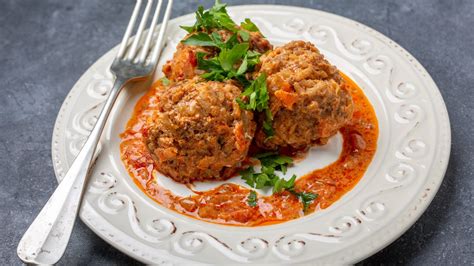 Изысканный вкус и нежная структура: рецепт ароматных фаршевых шариков для сытного супа