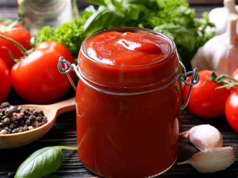 Использование украсительных листьев для создания вкусного зеленого кетчупа