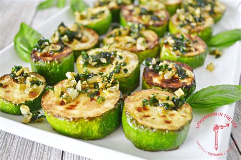 Кабачки, обжаренные с грибами и сыром на сковороде