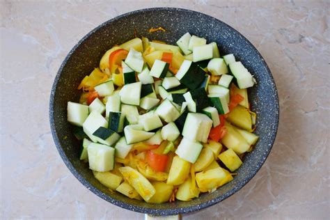 Какие соусы и добавки дополнят замечательный вкус кабачкового рагу на сковороде
