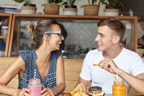 Как люди проводят время во время обеда: отдых или продуктивная работа