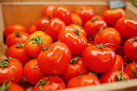 Как определить свежесть и вкусовые характеристики томатов перед приобретением