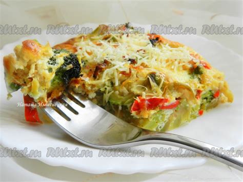 Легкие омлеты в контейнерах с овощами и сыром