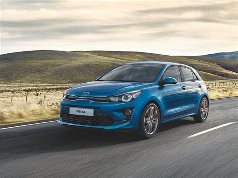 Модели автомобилей Kia Rio, украшенные символичной фигурой