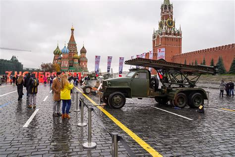 Наслаждение архитектурой Красной площади: притягательность для множества туристов и местных жителей