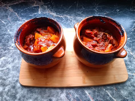 Нежное маринованное свиное жаркое на мангале