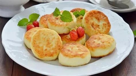 Нежный сырник с творогом и ароматным фруктовым соусом