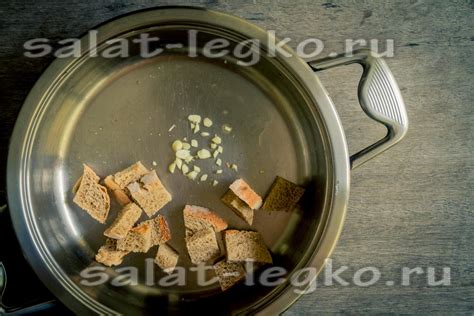 Обжарьте хлеб в чесночном масле на сковороде