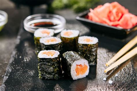 Огуречно-помидорные роллы с лососем: свежий и вкусный вариант закуски