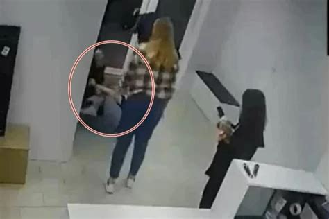 Оказание обслуживания клиентам в пункте выдачи заказов