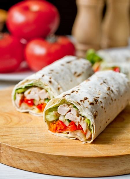 Оригинальный куриный ролл с овощами и соусом