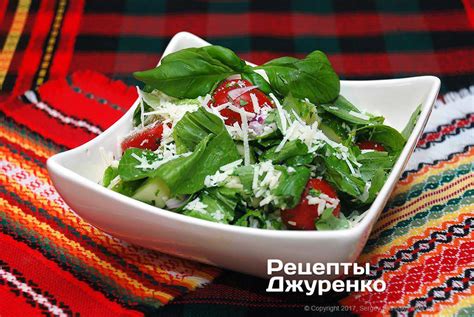 Освежающая весна: салат с зелеными овощами и ягодами