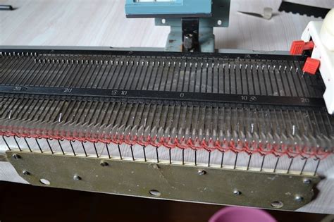 Осмотр и знакомство с изящной ручной вязальной машиной 930