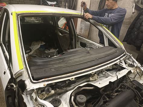 Осмотр и подготовка нового автостекла перед его установкой