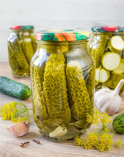 Основные компоненты для приготовления соленых маринованных огурцов