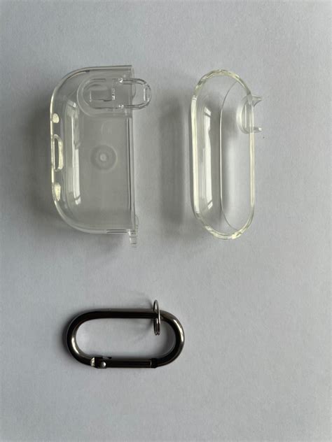 Откройте крышку защитного кожуха AirPods Pro