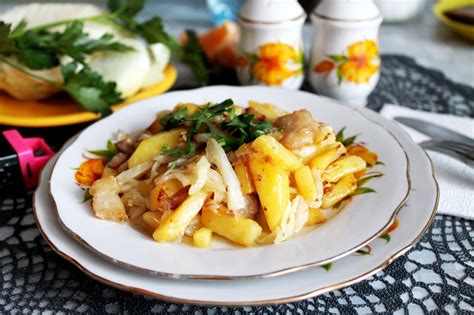 Пикантный микс: жареная картошка с капустой, перцем и ароматными специями