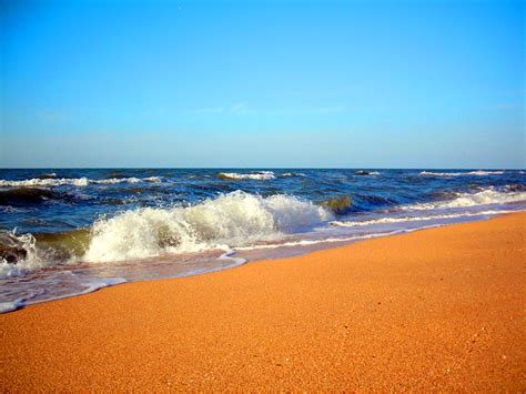 Пляж Голубицкая: безграничное море и кристальный песок