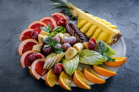 Подача готового блока с фруктами: наслаждение вкусом и эстетикой