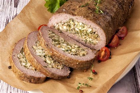 Подача мясного ароматного фарша с ароматными овощами в виде слоистого блюда лазаньи