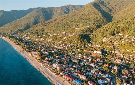 Популярный путишествие пешком вдоль берега между Гагра и Сухумом