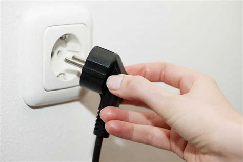 После использования выключите утюг и отсоедините его от розетки