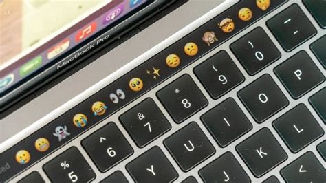 Преимущества эмодзи на панели управления MacBook Pro