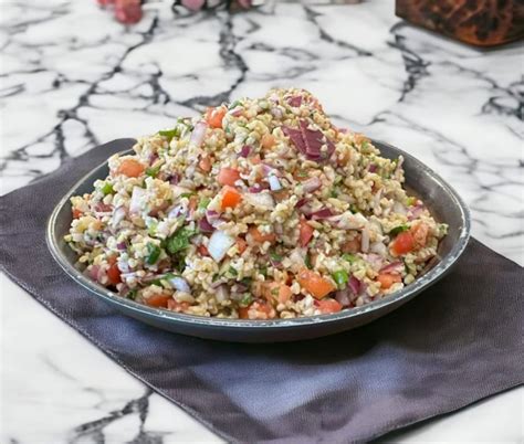 Приготовление салата с пшеничной булгуром и овощами
