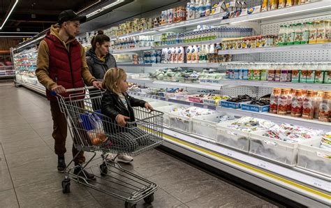 Приключения в супермаркете: самые смешные реакции на непредсказуемые события в повседневной жизни