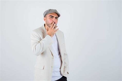 Причины и факторы, способствующие появлению неприятного запаха из полости рта: