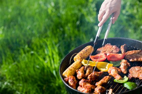 Продукты и напитки для пляжного пикника