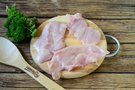 Просто, но вкусно: чипсы в обрамлении куриного филе с соусом