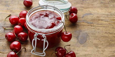 Процесс приготовления ароматного варенья из сочной вишни без досадных косточек