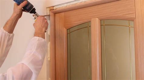 Процесс установки и крепления прочной двери из щитов