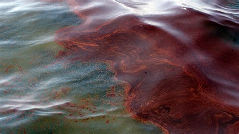 Разлив нефти в океан