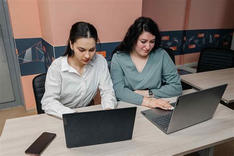Роли преподавателей и студентов при взаимодействии с виртуальными учебными средствами