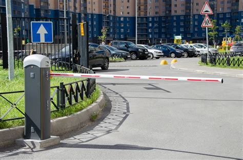 Роль и интенсивность движения: важные аспекты установки шлагбаума в загородном доме