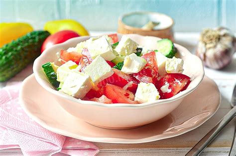 Салат с картошкой, помидорами и сыром "Капрезе"