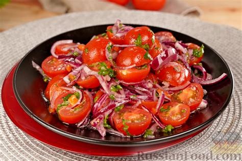 Свежий огуречный салат с помидорами и зеленью