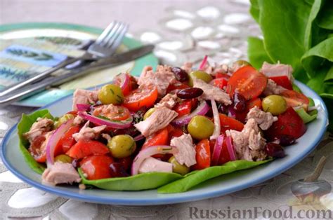 Свежий салат с тунцом и овощами в цитрусовом соусе
