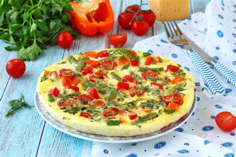 Сочный омлет с овощами и сыром